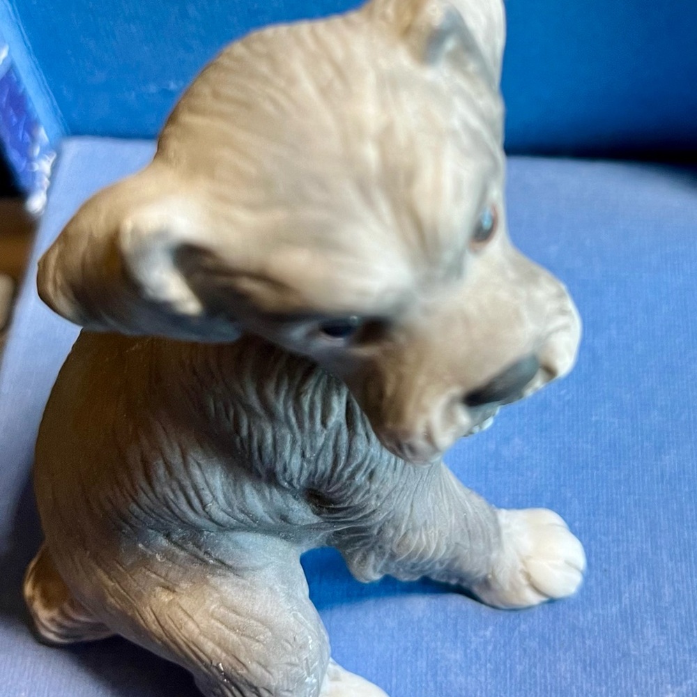 Schnauzer Dog Seated Puppy figurine Fenton gray white - Picture 10 of 10
